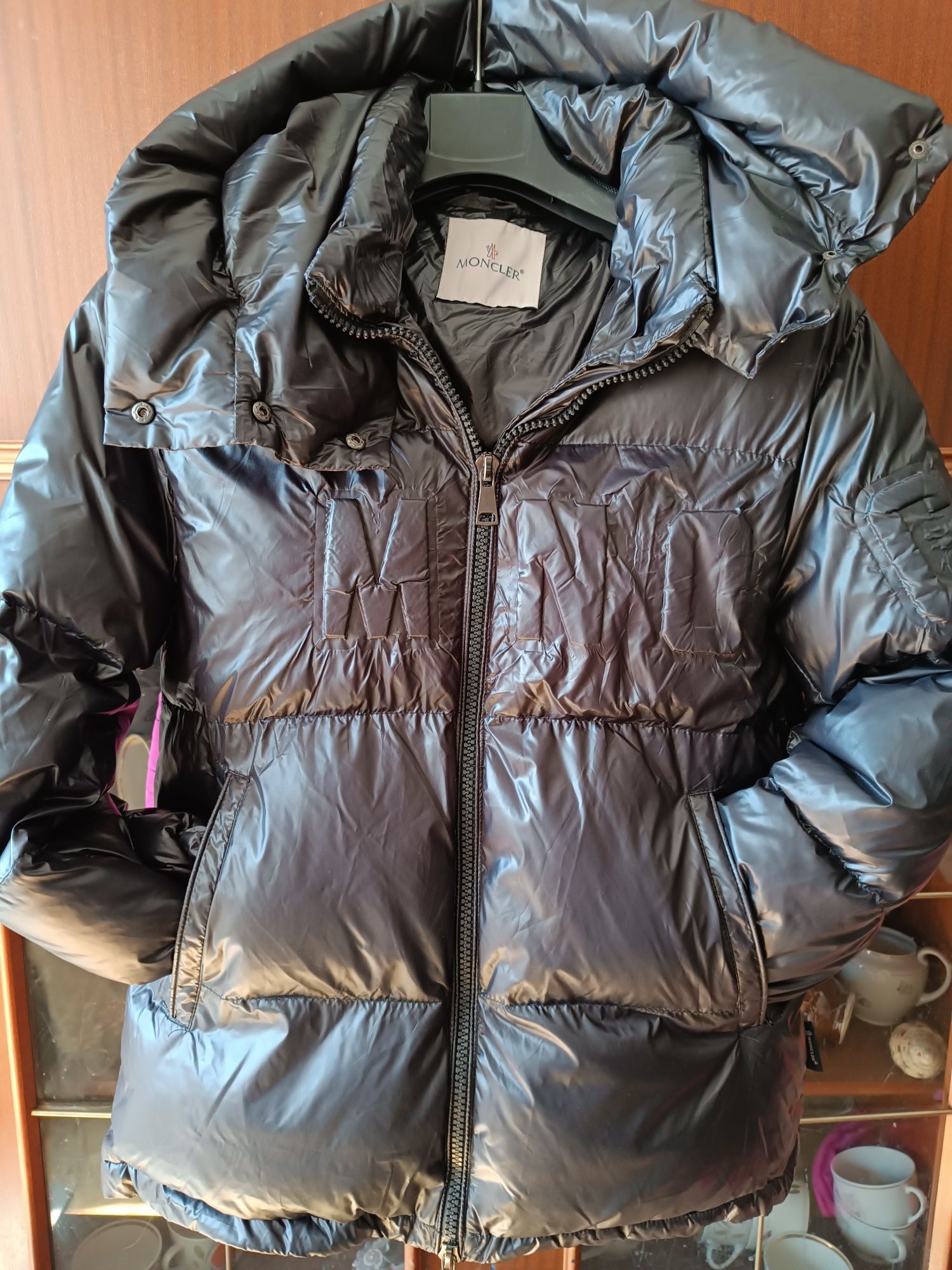 Продам зимнюю куртку Moncler