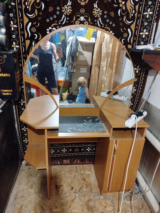 Туалетный макияжный столик