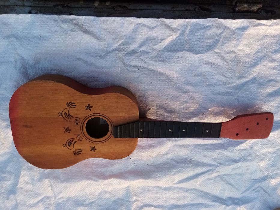 Продам гитару детскую. Цена 300.