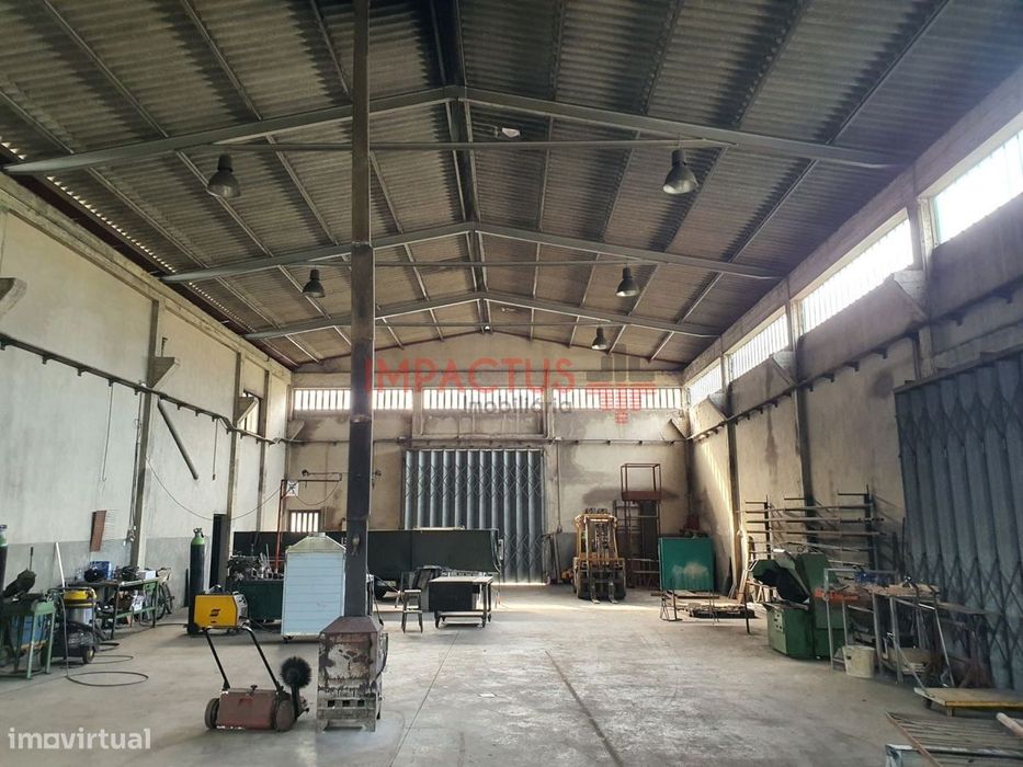 Armazém industrial com logradouro e 3200m2 área terreno