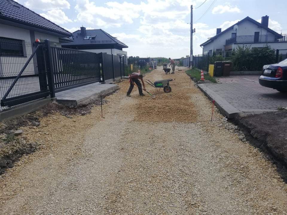 Budowa dróg parkingów placów utwardzenie kruszywa