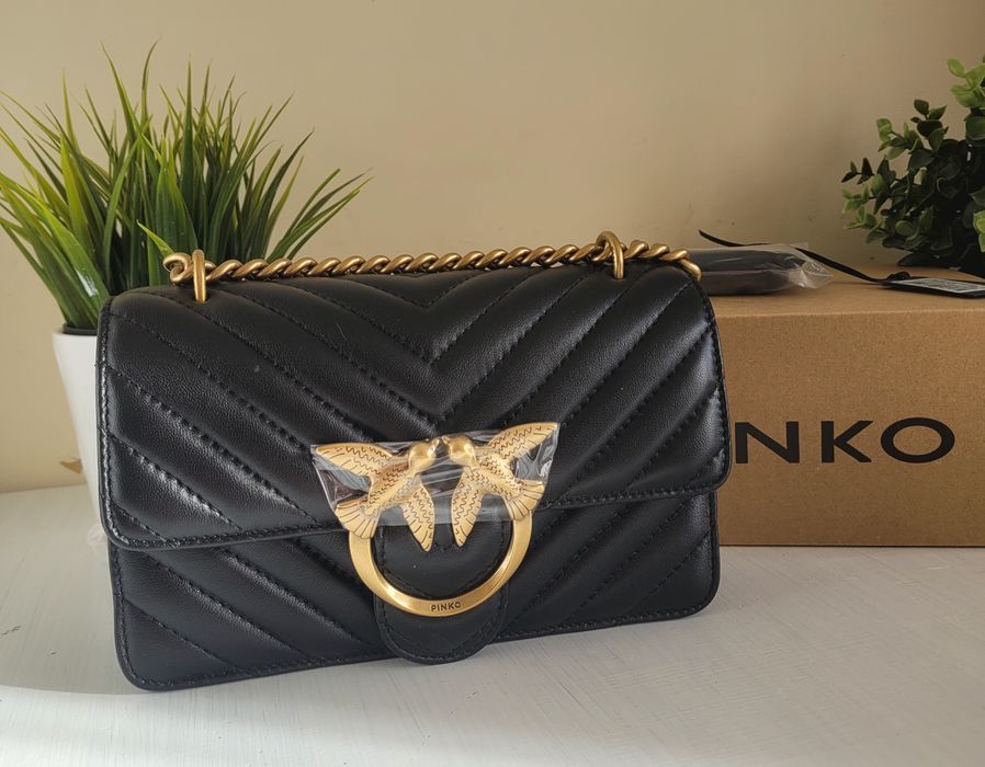 Czarna Torebka Pinko Love one Mini lcon V z złotymi elementami prezent