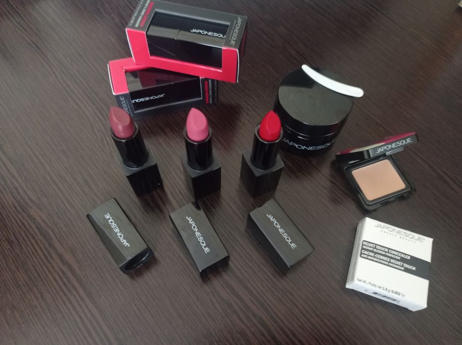 Помада, тональна основа