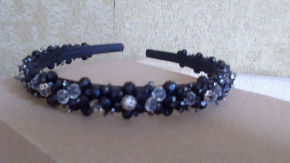 Черный обруч для волос с хрустальными бусинами hand made.