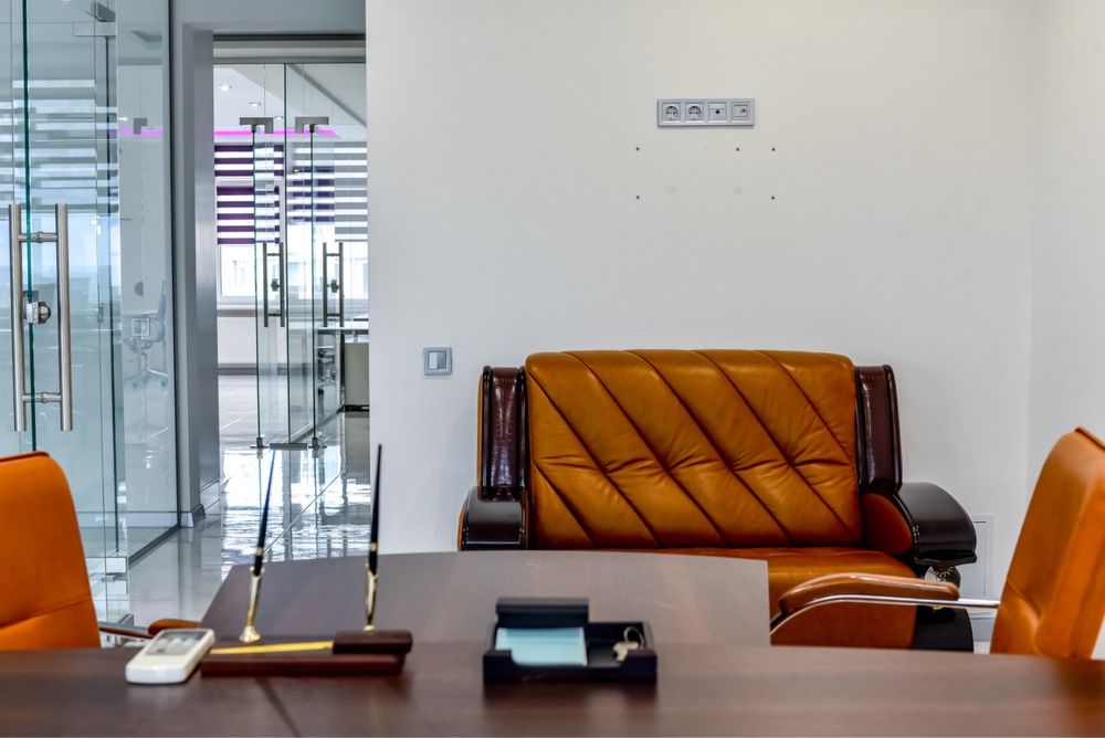 Офис с ремонтом и мебелью , большой метраж