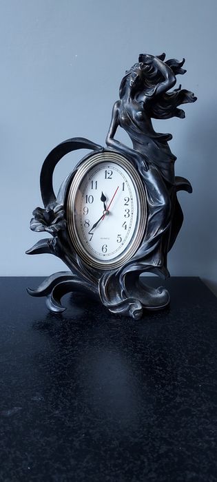 Zegar z ozdobną figurą