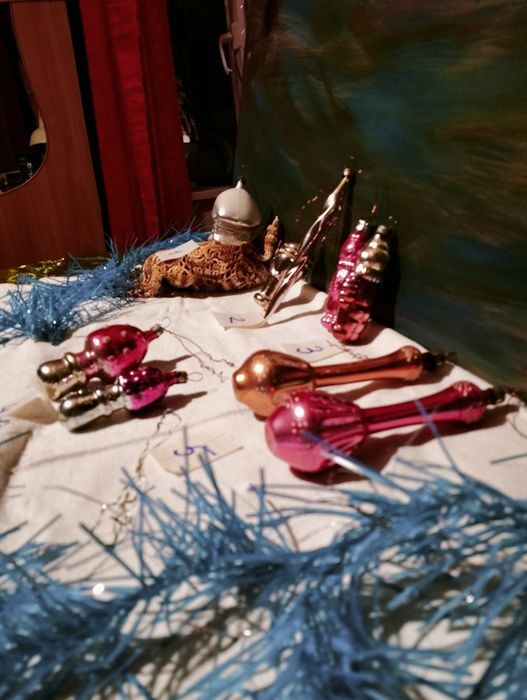 Новорічні іграшки на ялинку, фігурки.