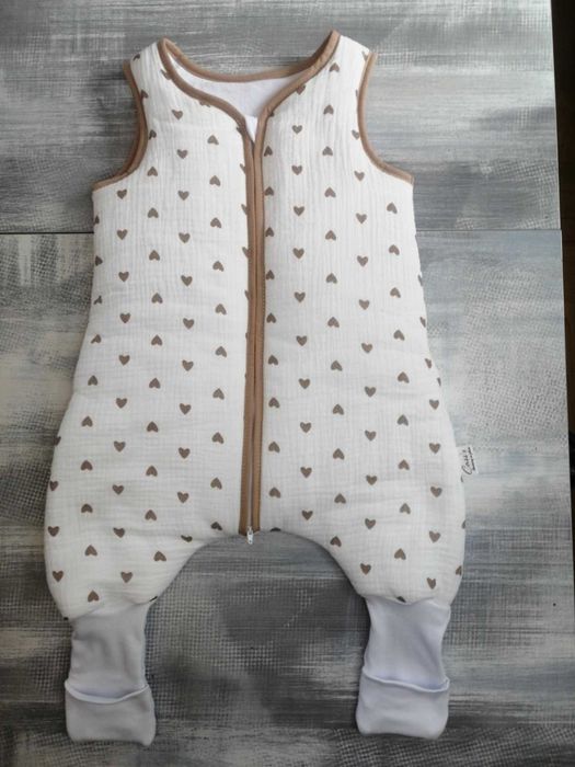 MUŚLINOWY Śpiworek z nogawkami wywijane skarpety 2,5 tog w Serduszka