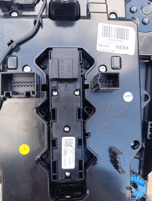 Плафон салона Audi Q7 2015-2020г черный. Оригинал