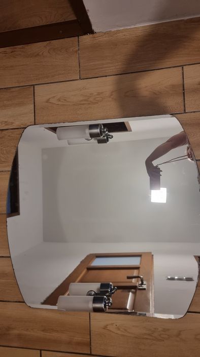 Lustro łazienkowe z kinkietami