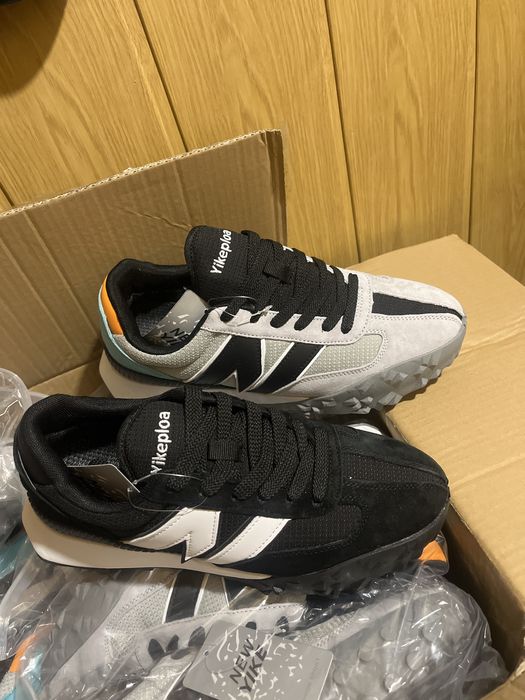 Кросівки є різні розміра