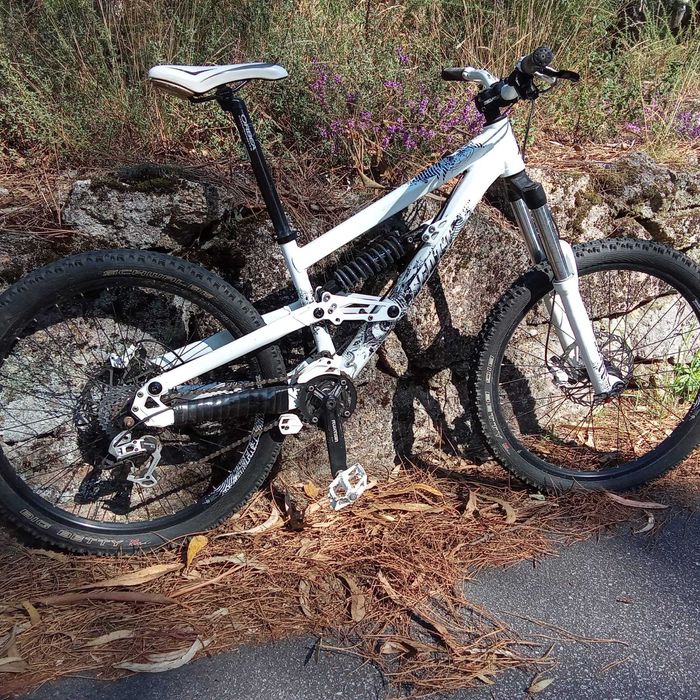 Bicicleta de Alto Desempenho – Ideal para Trilhos