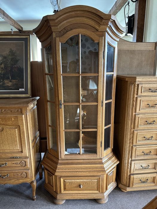 Piękna dębowa witryna