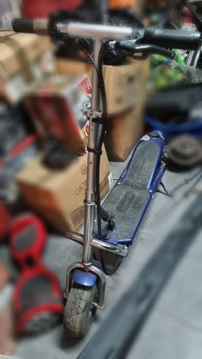 2 trotinetes elétricas