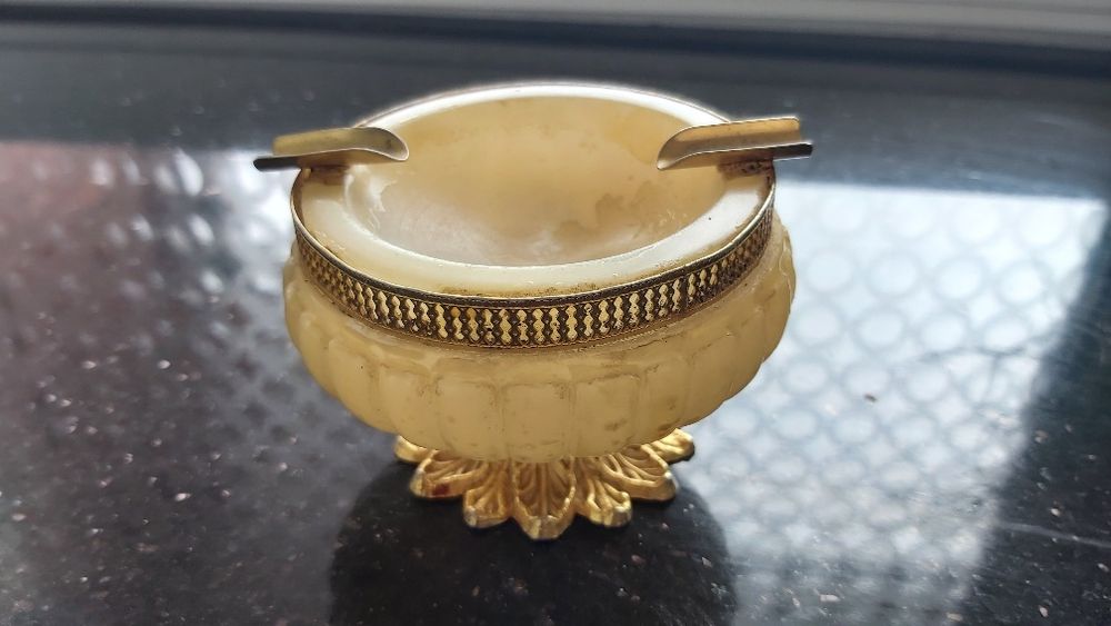 Piękna zdobiona popielnica