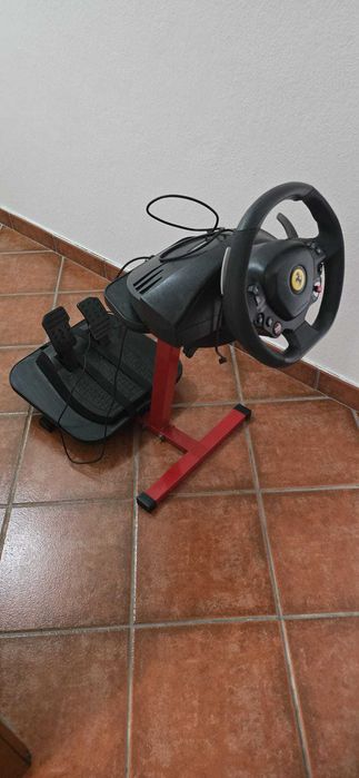 Volante e pedais com suporte