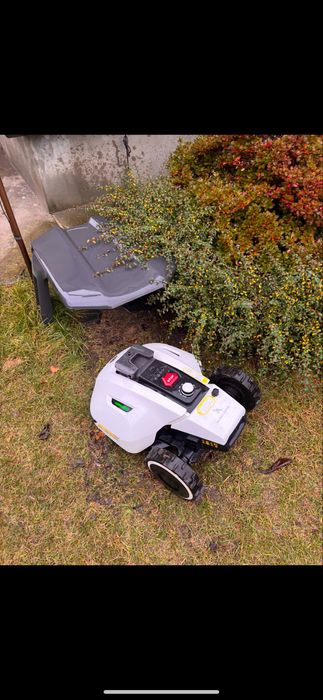 Robot koszący YUKA 1000 z koszem i zamiatarką