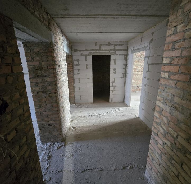 Сучасна простора з чудовим плануванням квартира