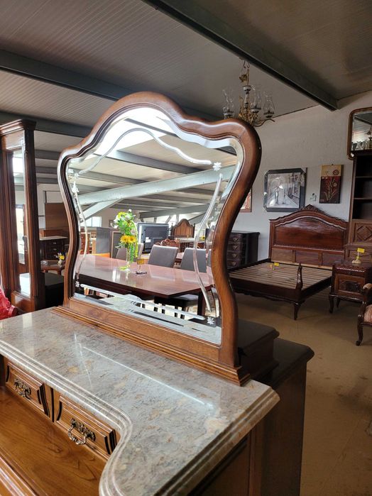 Cómoda em madeira maciça com tampo em pedra e espelho -