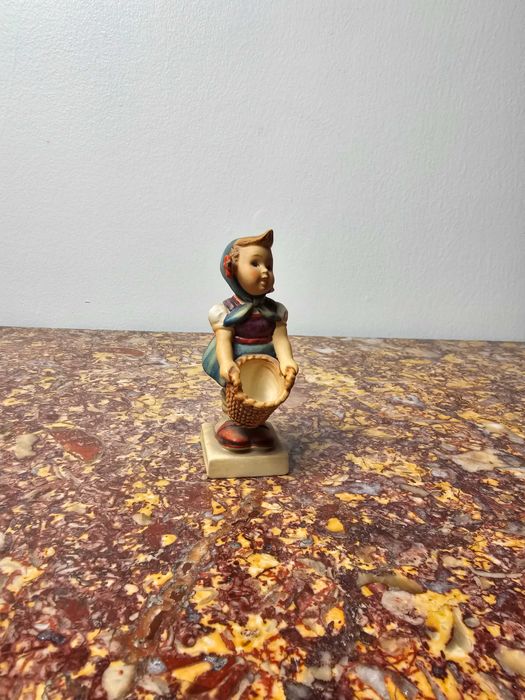 Śliczna Figurka porcelana Goebel Hummel 73 "Little Helper" 11cm Niemcy