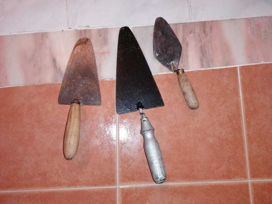 colheres de pedreiro com cabo em madeira