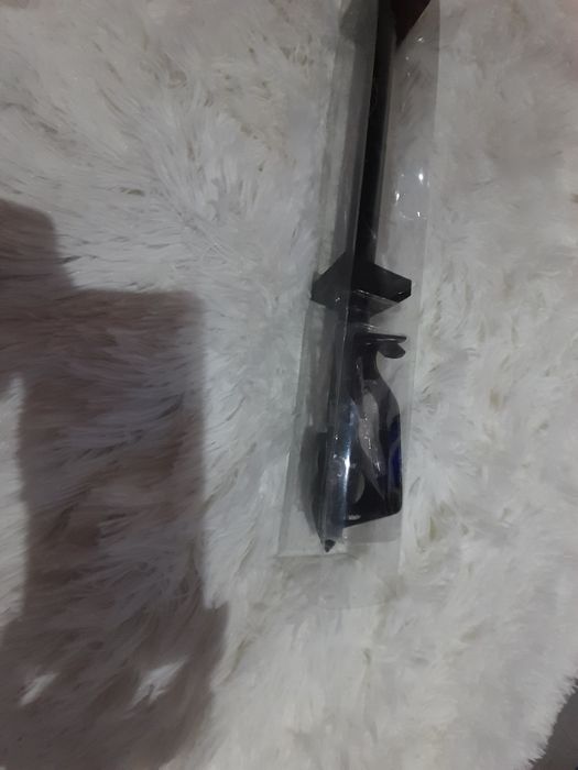 Nowy karnisz rozciągany czarny z ozdobami na końcach