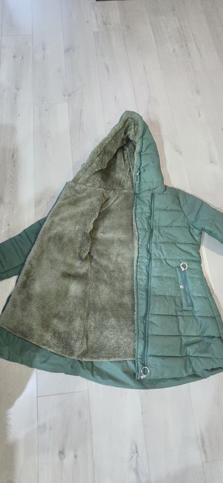 Damska pluszowa kurtka o ciemnozielonym kolorze