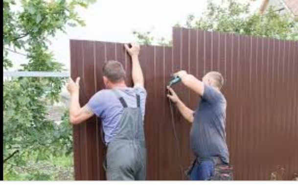 Выполним установку забора из профнастила и сетки.