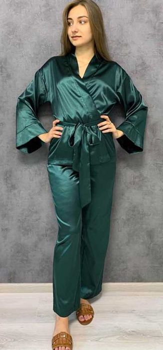 Pijama acetinada verde esmeralda, tamanho M/L