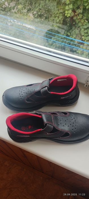 Продаю нові робочі черевикии.