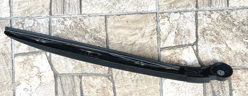 Porsche Cayenne. корпус и щетка стеклоочестителя багажника.