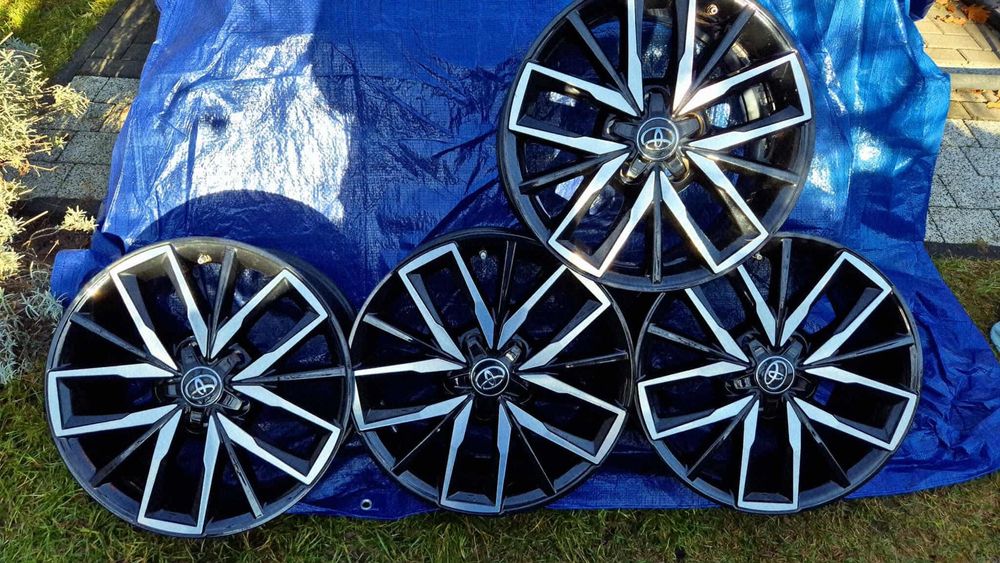 Komplet felg aluminiowych Toyota 17 z czujnikami ciśnienia i oponami