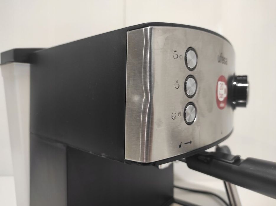 Kolbowy ekspres ciśnieniowy Ufesa Ce7240, 850 W srebrny/szary