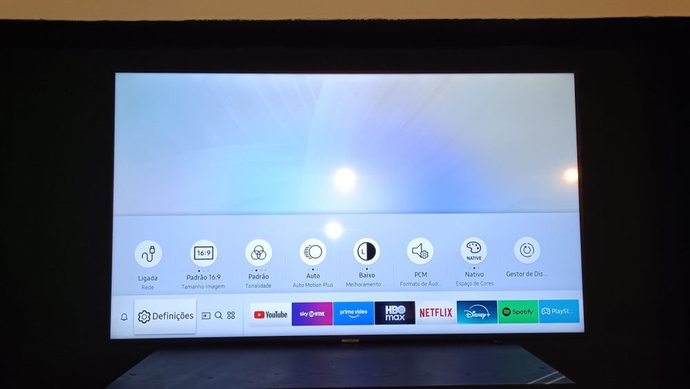 Smart TV Samsung 50” 4K UHD + suporte de parede