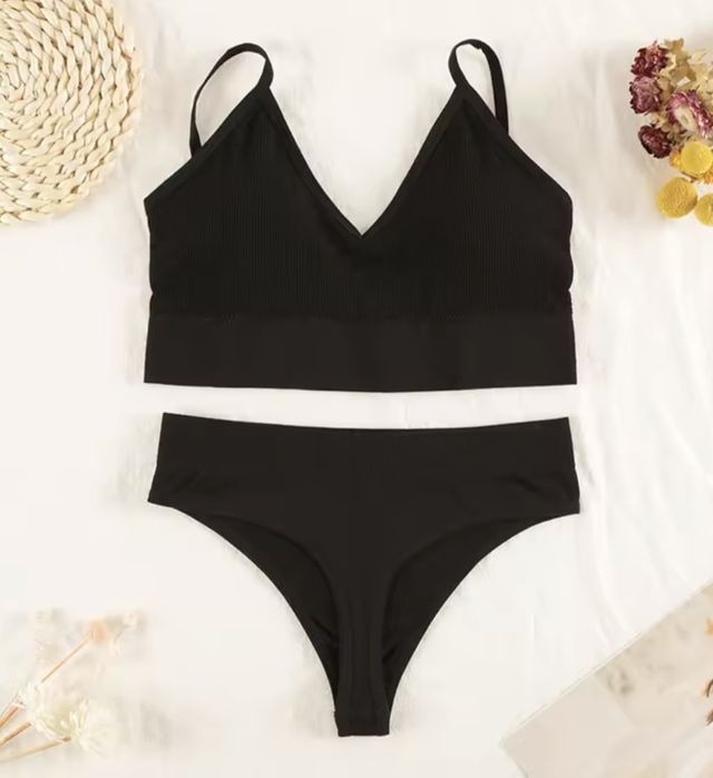 Женское нижнее белье: топ и трусики