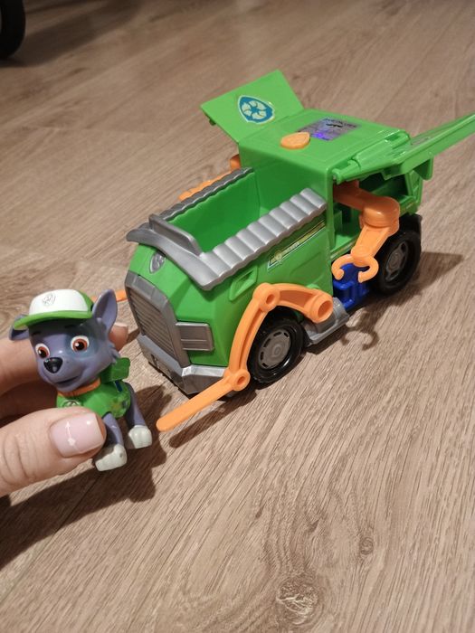 Piesek Rocky i autko psi patrol