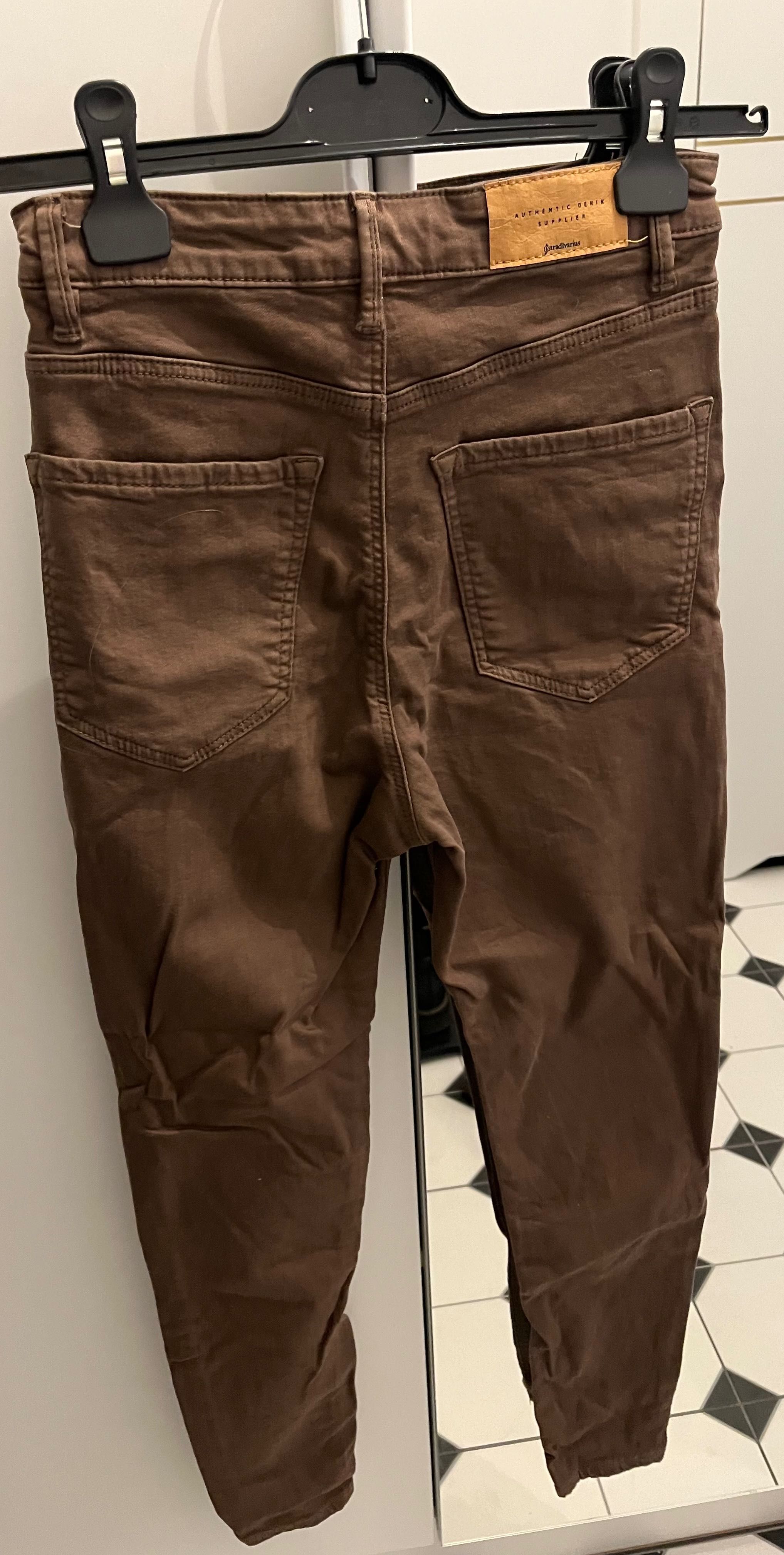 Spodnie rurki jeansy z wysokim stanem brązowe Stradivarius rozm. 34