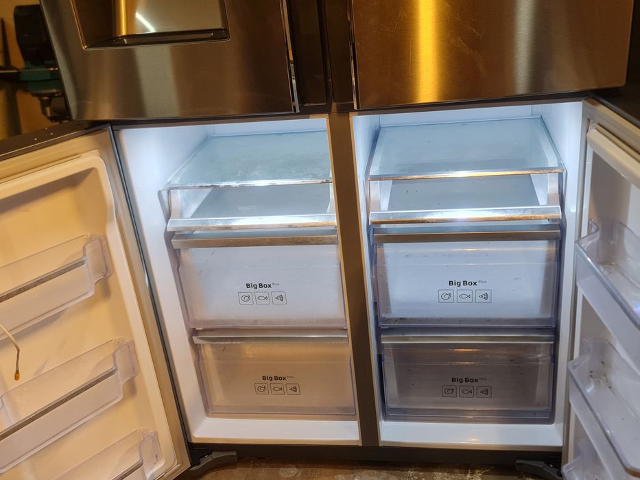 Холодильник Samsung з дистрибутором води та льоду