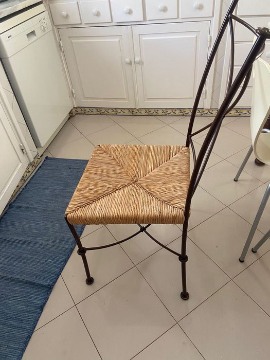 Cadeiras em ferro empalhadas