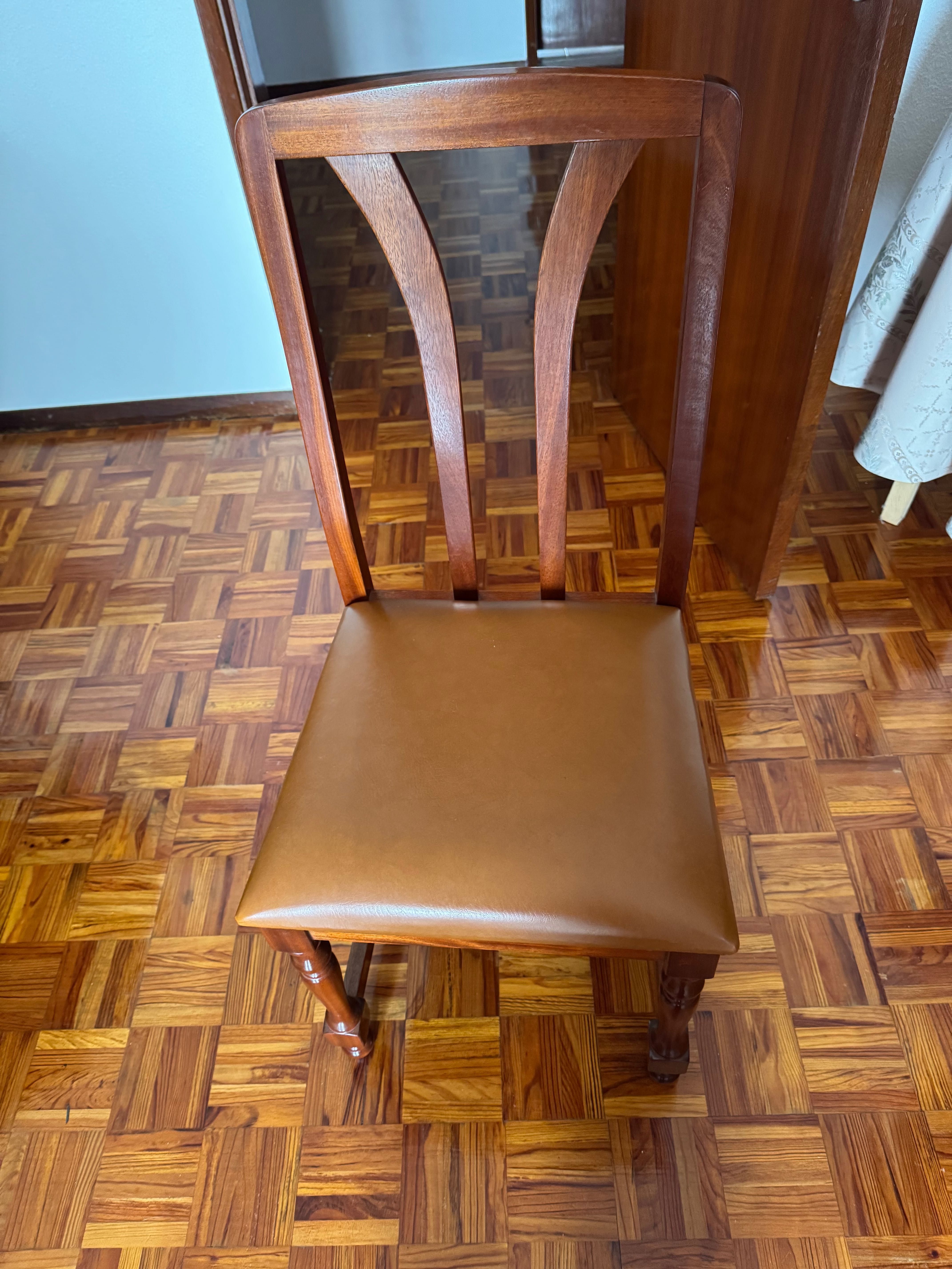 Mesa de Sala extensível com 6 cadeiras