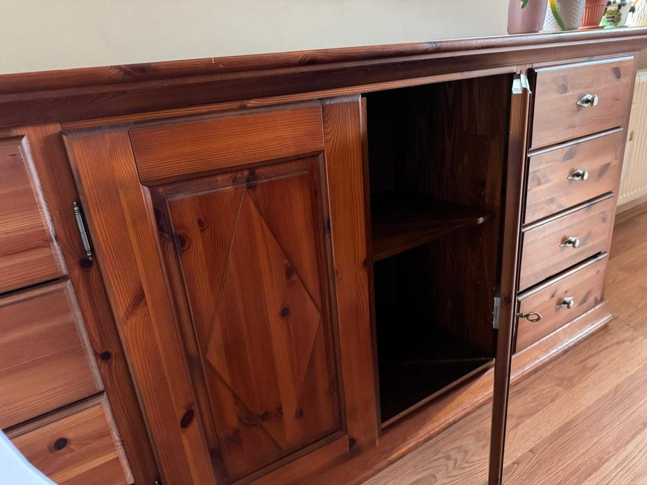 Zestaw drewnianych mebli rozkładany stół, krzesła, komoda, witryna