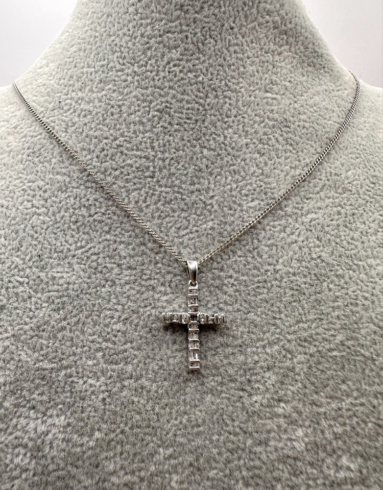 Złoty naszyjnik z krzyżykiem z diamentami 0,16ct