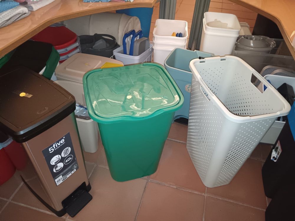 Baldes, caixas e caixotes do lixo