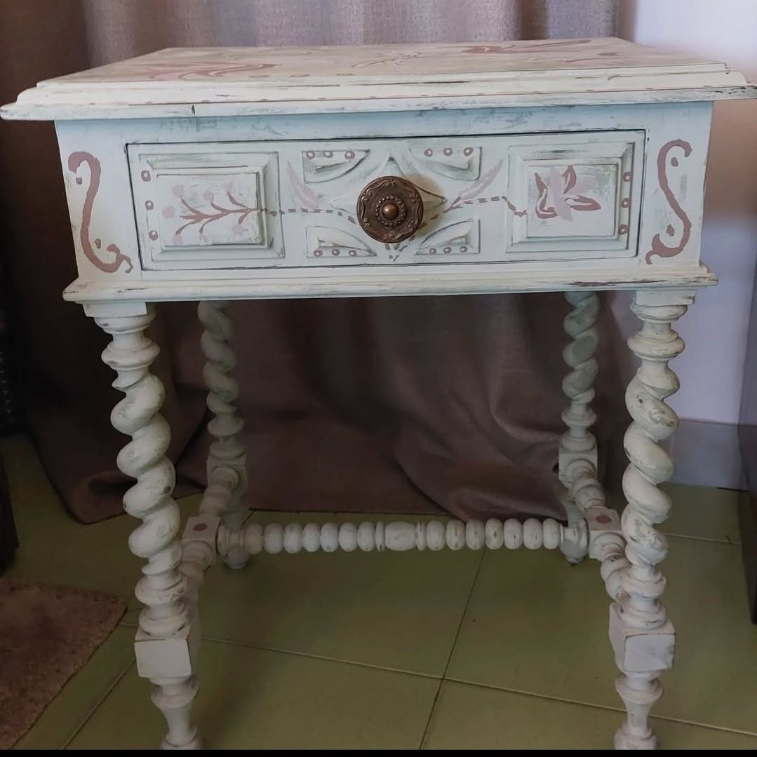 Mesinha cabeceira pintada à mão
