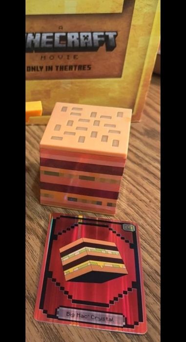 Caixa Surpresa Minecraft + Cartão Raro “Big Mac® Crystal”