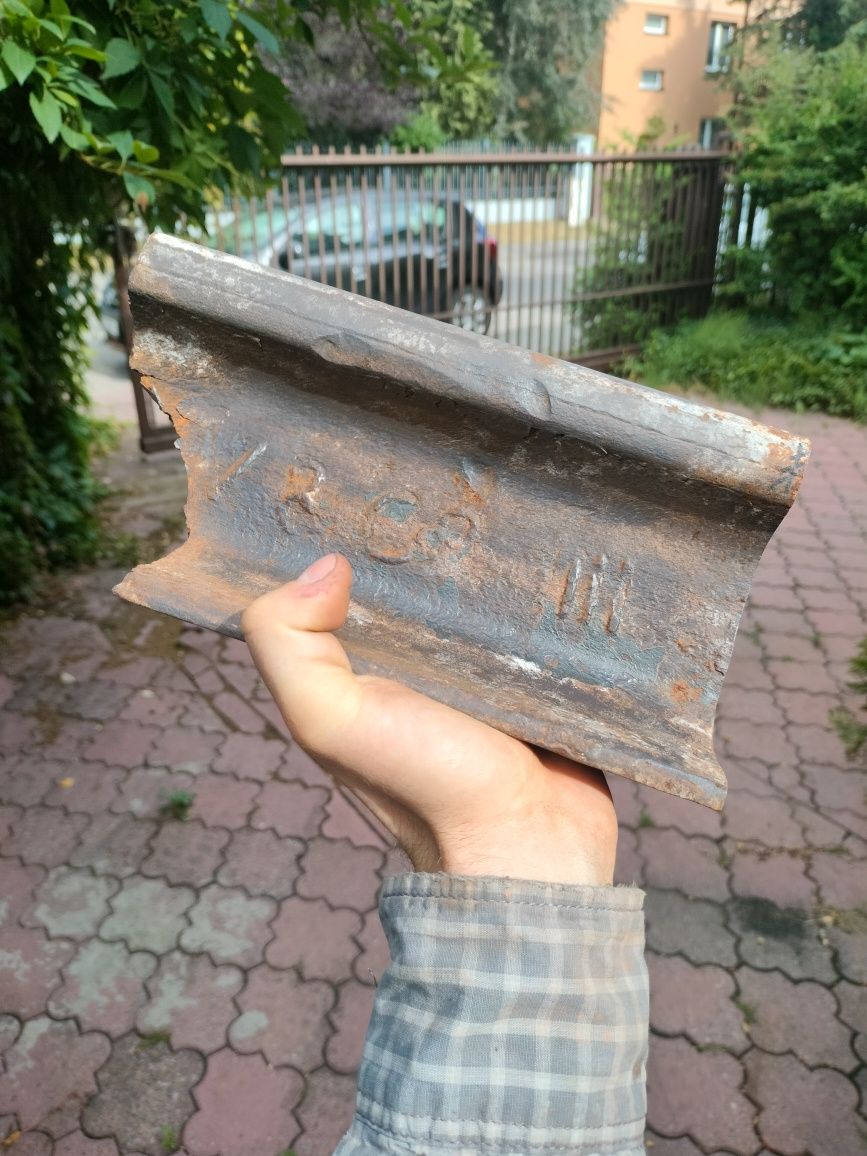Kawałek szyny kolejowej z fragmentem cechu huty