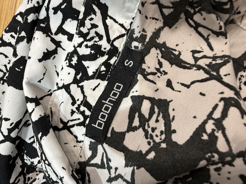 Biało czarna koszula oversize z krótkim rękawem