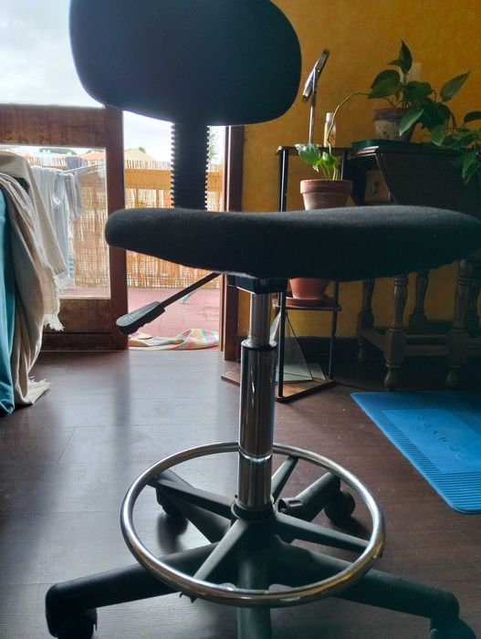 Banqueta/cadeira para escritório ajustável com apoio lombar.