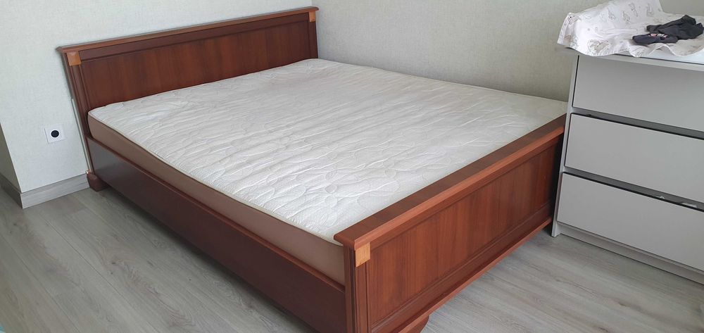 Продам двоспальне ліжко в гарному стані