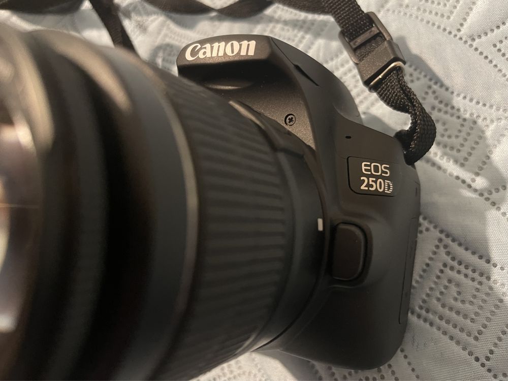 Canon EOS 250D + mala + carregador + Cartão memória